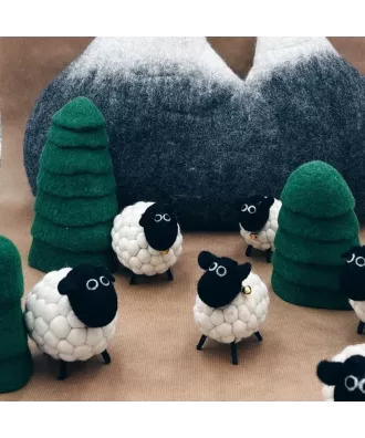 Mouton blanc à tête noire en feutrine