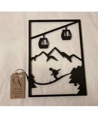 Tableau le skieur sous les télécabines dans les Alpes, découpe en bois de pin recyclé, grand modèle