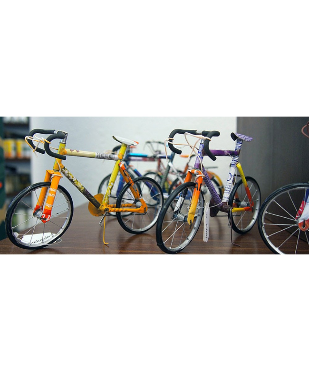 Vélo miniature artisanal, fait de matériaux recyclé