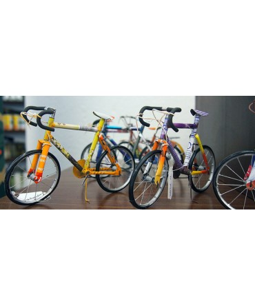 Vélo miniature artisanal, fait de matériaux recyclé