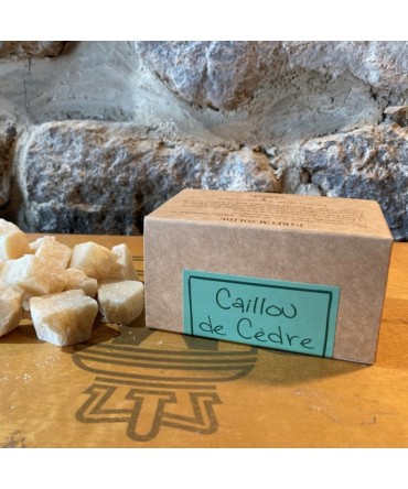 Cailloux de cèdre, base végétale parfumée, résines naturelles et huiles essentielles