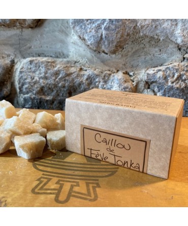 Cailloux de fève tonka, base végétale parfumée, résines naturelles et huiles essentielles