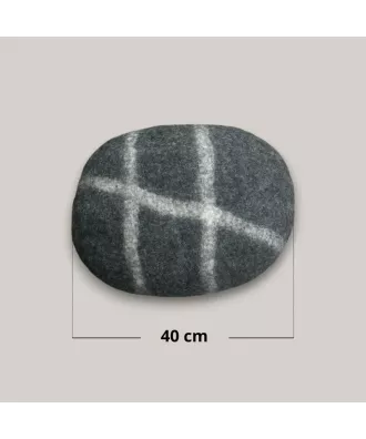 Coussin galet rayures croisées gris blanc en feutrine naturelle fairtrade