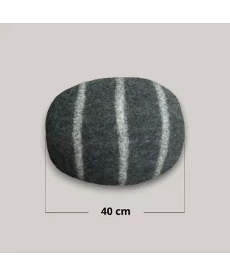 Coussin galet rayures gris blanc en feutrine naturelle fairtrade